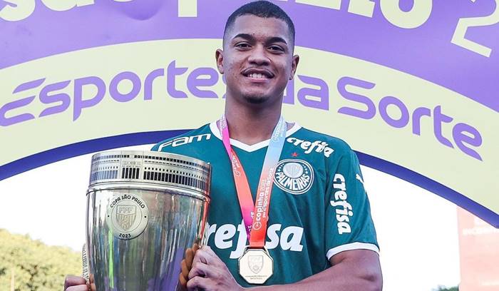 Vitória negocia jovem zagueiro com o Palmeiras e quer dupla em troca