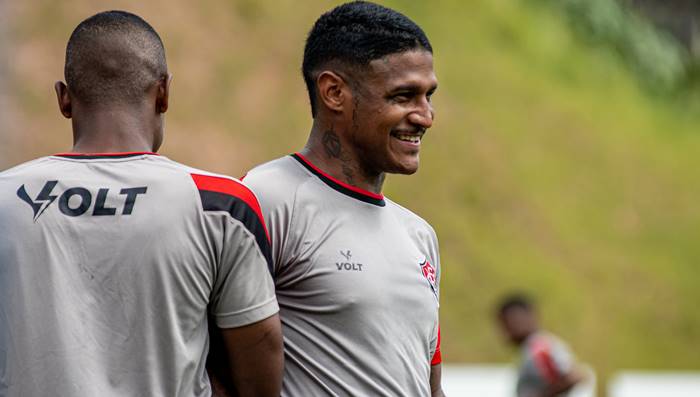 Condé elogia Rodrigo Andrade e torce por permanência do volante