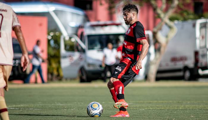 Meia atrai interesse de clube da Série C e pode deixar o Vitória