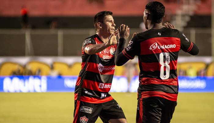 Osvaldo comemora mais uma assistência e brinca: ‘Vou cobrar o bicho’