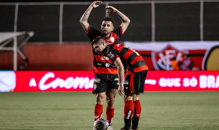 Após ser campeão com o Vitória, atacante projeta mais conquistas e cita Fortaleza como exemplo