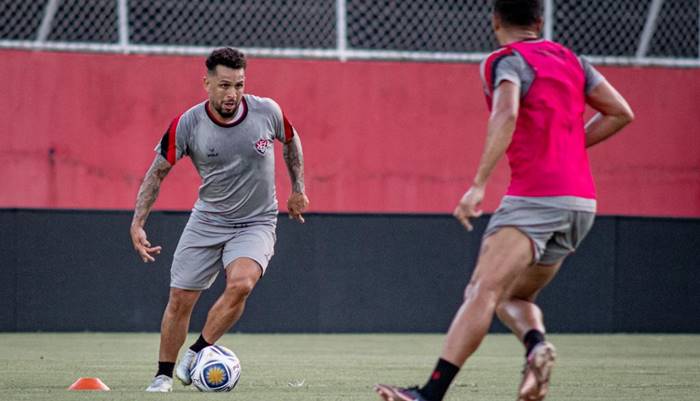 Reforço é relacionado e pode estrear pelo Vitória contra o ABC