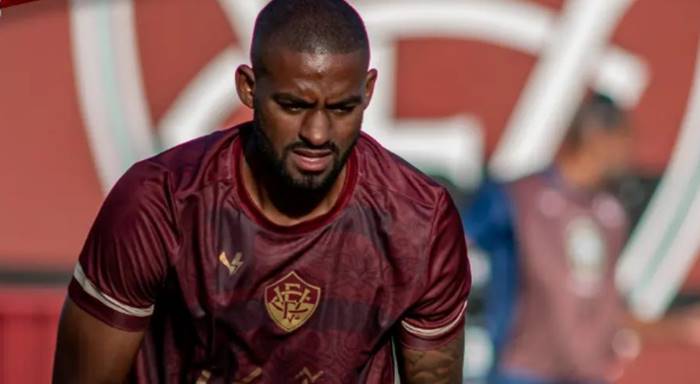 Zagueiro do Vitória recusou proposta do Vila Nova, diz repórter