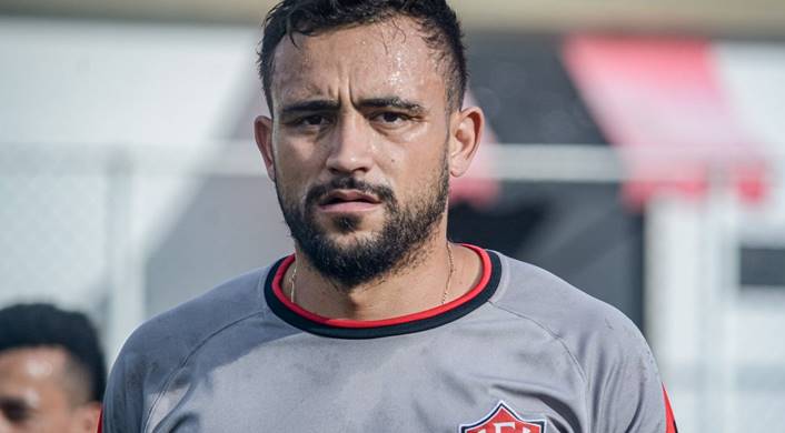 Fora dos planos e com vínculo no fim, lateral treina separado no Vitória