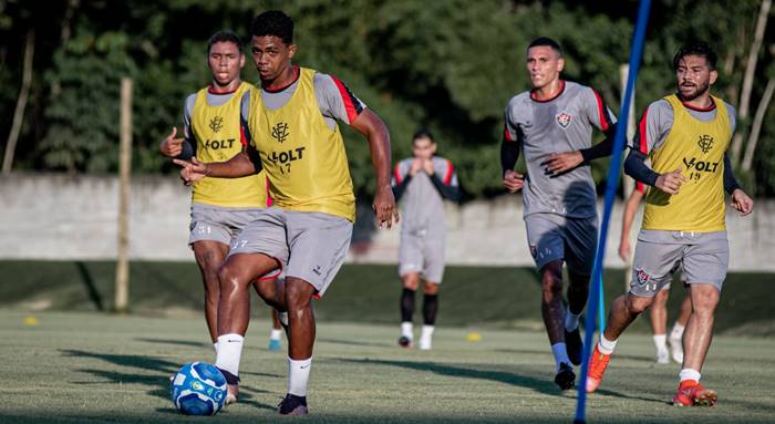 Dibble volta a treinar com bola no Vitória; Trio se aproxima de retorno