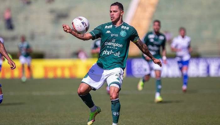 Meia assina pré-contrato com o Vitória e é aguardado em Salvador