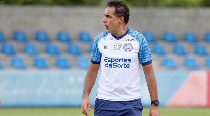 Paiva fala sobre esquema com três zagueiros: “Temos que trabalhá-lo e fixá-lo”