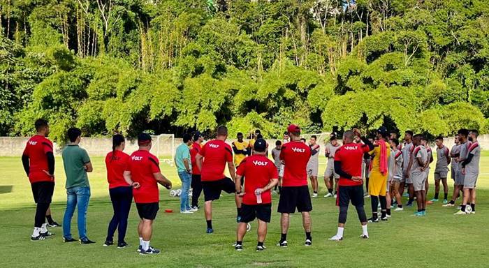 Elenco do Vitória é apresentado ao novo diretor e segue com intertemporada
