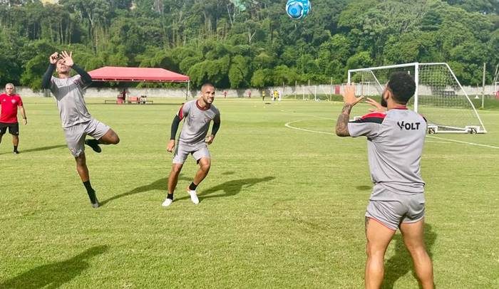 Dois jogadores do Vitória seguem trabalho de recuperação física