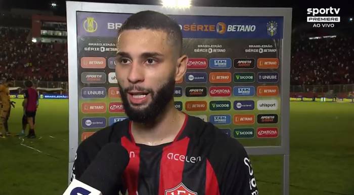 Zagueiro celebra 1º gol pelo Vitória e destaca conexão com a torcida