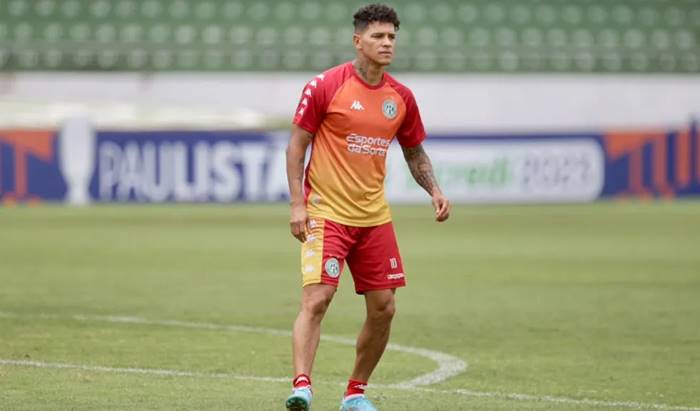 Giovanni Augusto chega a Salvador para assinar com o Vitória