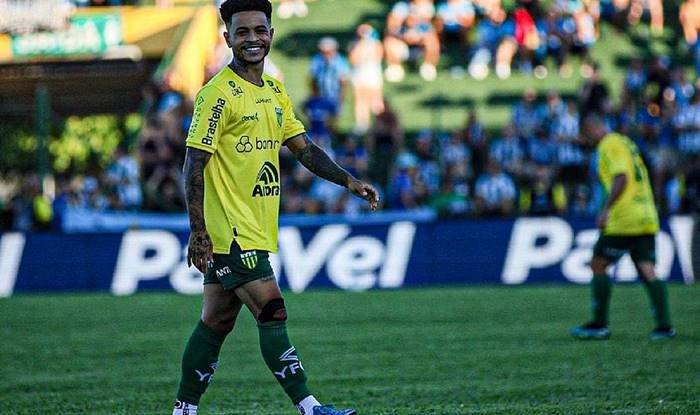 Meia é aguardado em Salvador nesta segunda para assinar com o Vitória