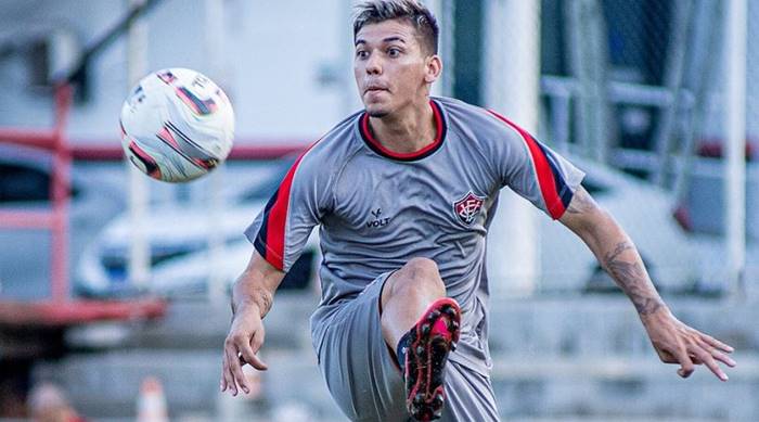 Negociando com o Náutico, meia treina separado no Vitória