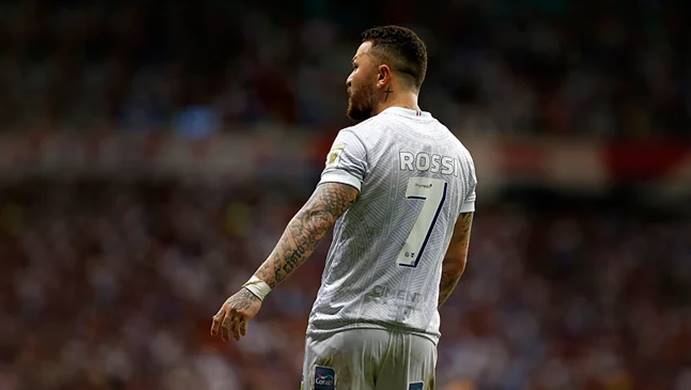 Vitória negocia com o atacante Rossi, ex-Bahia, mas salário é empecilho