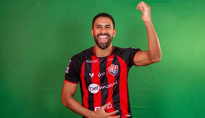 Jogadores do Vitória fazem fotos e vídeos com novo uniforme para a Série B