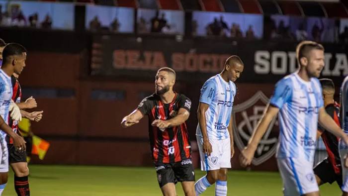 ‘Vitória é uma equipe forte, que joga muito bem no Barradão’, diz volante