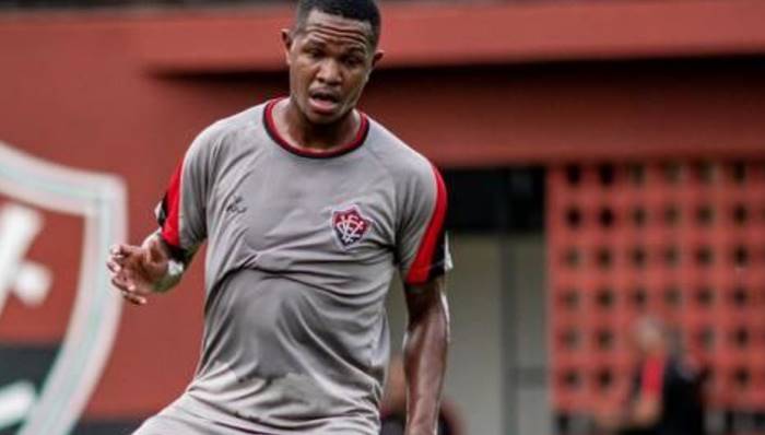 Volante do Vitória sente dores em jogo-treino e passará por exames