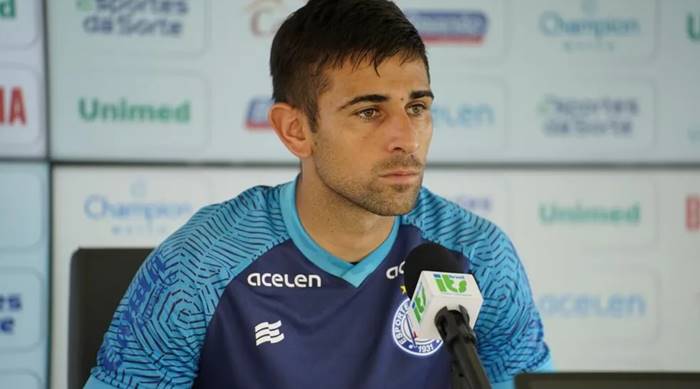 Volante do Bahia desconversa sobre titularidade e projeta duelo contra o Coritiba