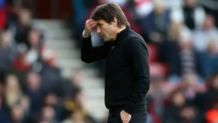 A saída do técnico Antônio Conte do Tottenham