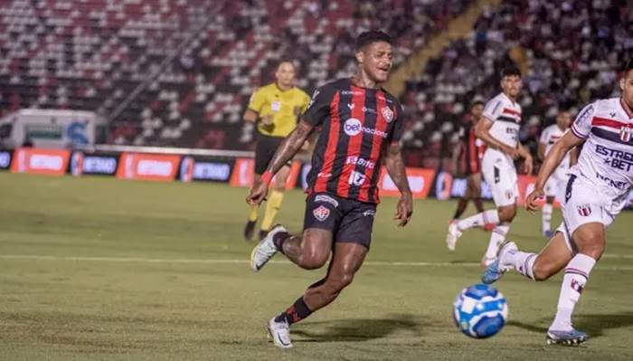 Estádio apaga, mas Vitória brilha, vence mais uma e segue imbatível na Série B