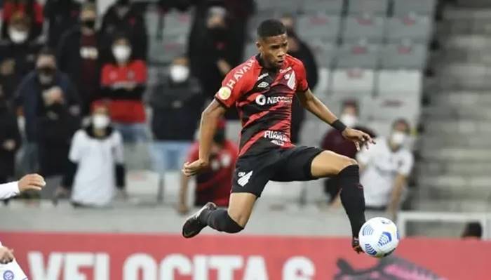 Ex-Vitória é demitido pelo Athletico-PR após ser citado em planilha de apostador