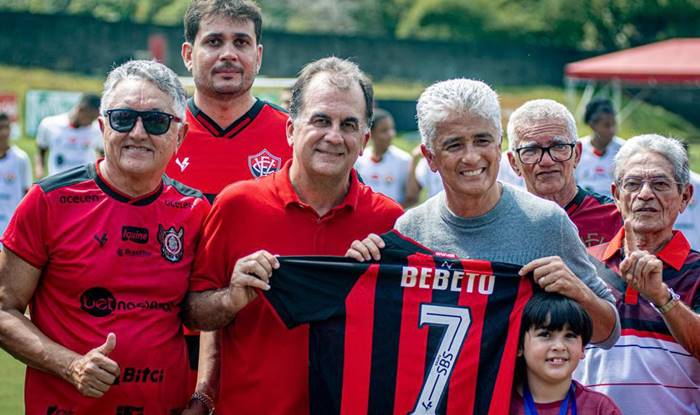 Bebeto se emociona com homenagem do Vitória no dia do aniversário do clube