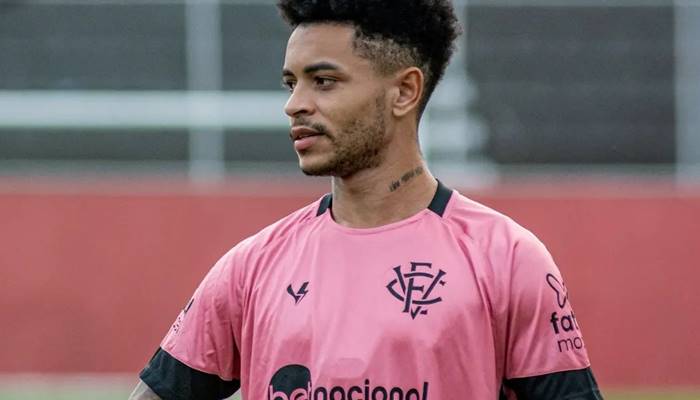 Meia sofre lesão no ligamento do joelho e desfalca o Vitória por 2 meses