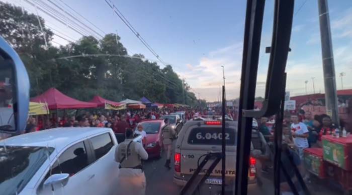 Polícia prende suspeitos de atirarem objetos no ônibus do Atlético-GO na chegada ao Barradão