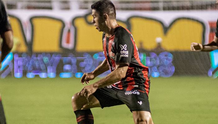 Osvaldo parabeniza torcida e lamenta fim da invencibilidade do Vitória