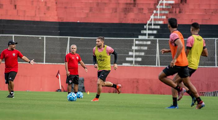 Meia volta a treinar e deve reforçar o Vitória contra o Botafogo-SP