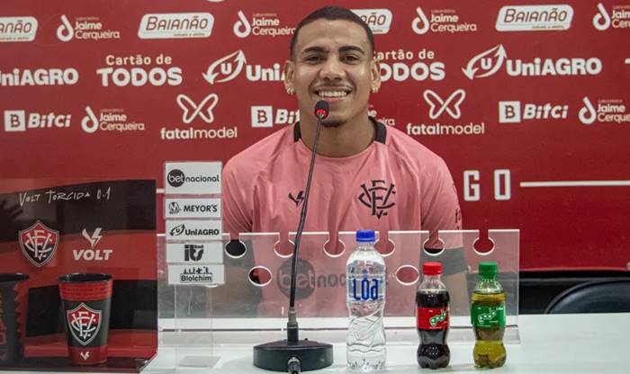 Zé Hugo fala sobre 1º gol no Vitória e destaca ajuda de Léo Gamalho