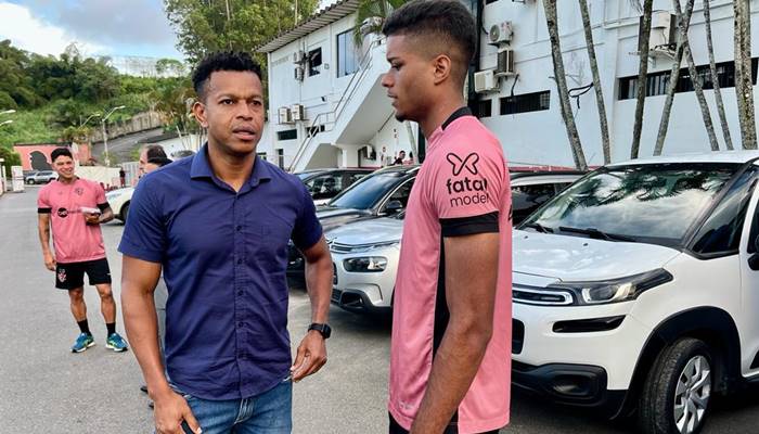 De passagem por Salvador, ex-zagueiro Edcarlos faz visita ao Vitória