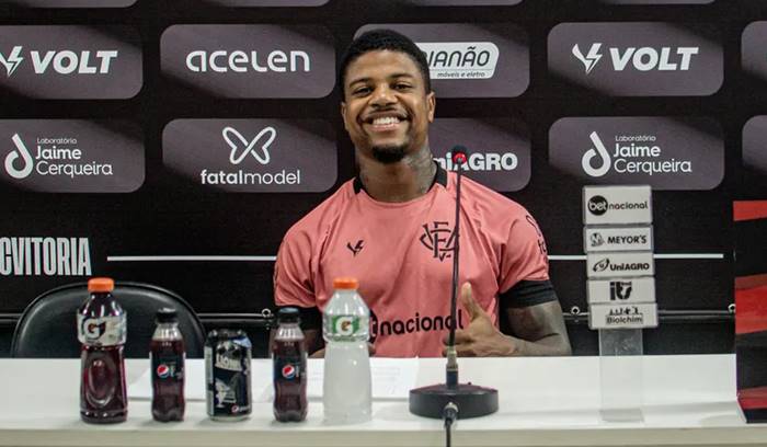 Lateral avalia início no Vitória e destaca importância da volta de Osvaldo