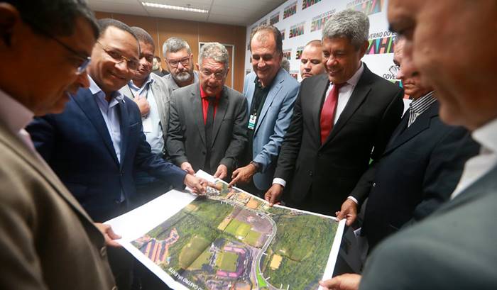 Vitória se reúne com governador e apresenta projeto de duplicação da Rua Artêmio Valente