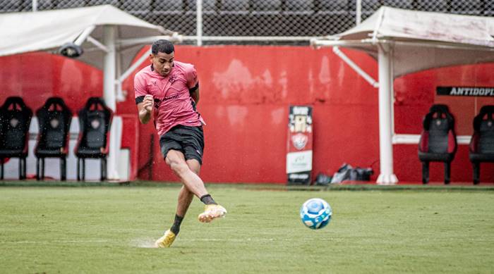 Atacante do Vitória realiza cirurgia para remoção de dentes inclusos