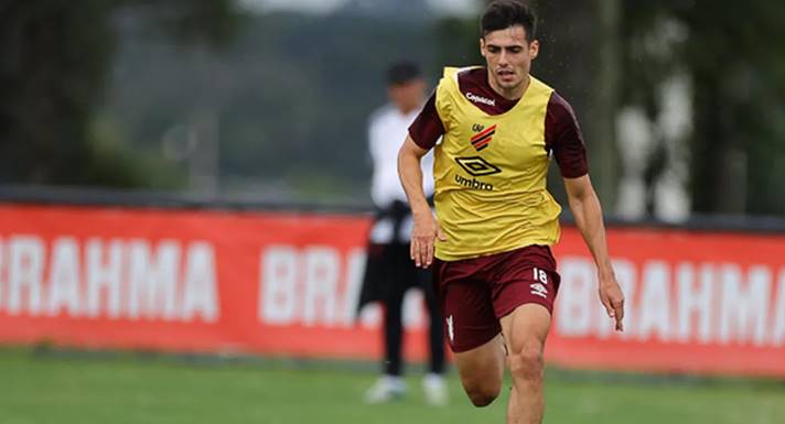 Bahia está de olho em meia do Athletico-PR, mas tem concorrência