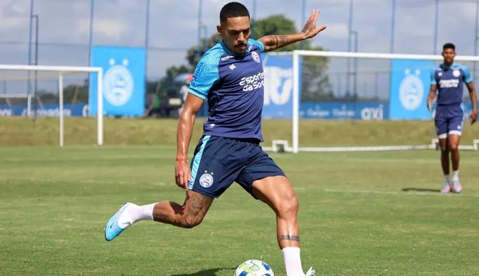 Lateral revela conversa com Paiva e diz que jogará com mais liberdade