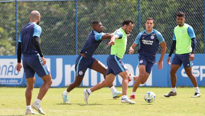 Com novo reforço em campo, Bahia treina para enfrentar o São Paulo