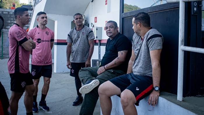 Vitória recebe visita de Vampeta e inicia preparação para pegar o Sport