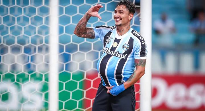 Vina recebe proposta do futebol árabe e pode deixar o Grêmio