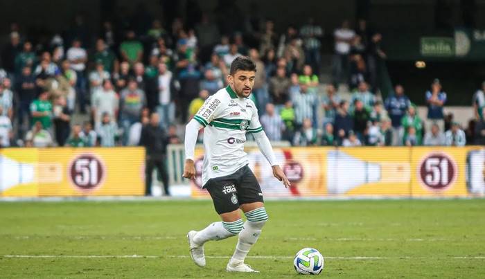 Vitória negocia contratação de lateral-esquerdo do Coritiba
