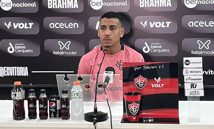 Atacante do Vitória fala sobre perda da titularidade e busca retomar boa fase