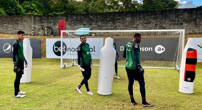 Camutanga e Iury Castilho treinam normalmente no Vitória; Osvaldo dá voltas no campo