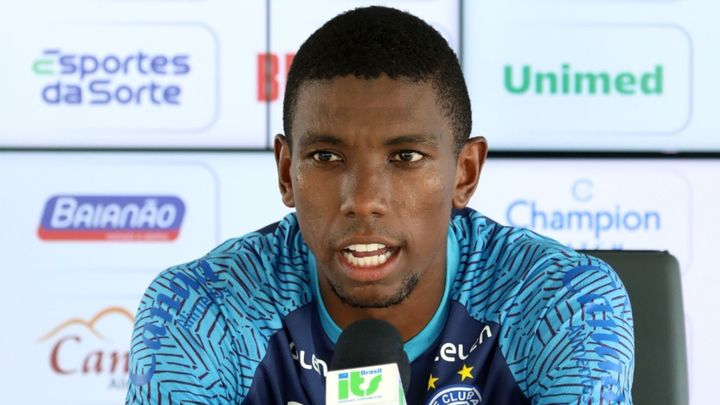 Kanu celebra renovação com o Bahia e projeta duelo contra ex-clube