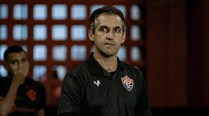 Condé minimiza críticas externas no Vitória: ‘Eu faço meu trabalho’