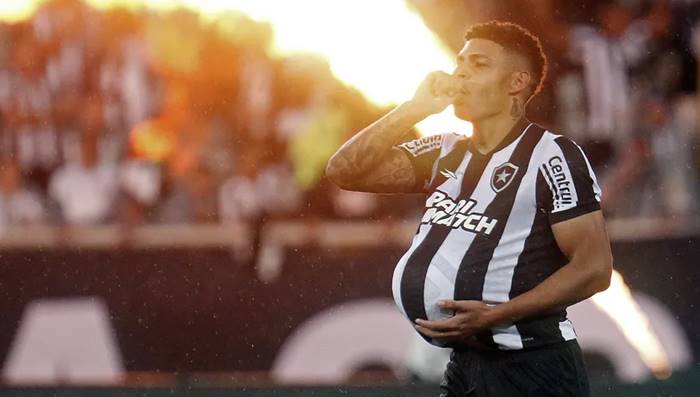 “O título está cada vez mais próximo​”, diz atacante do Botafogo