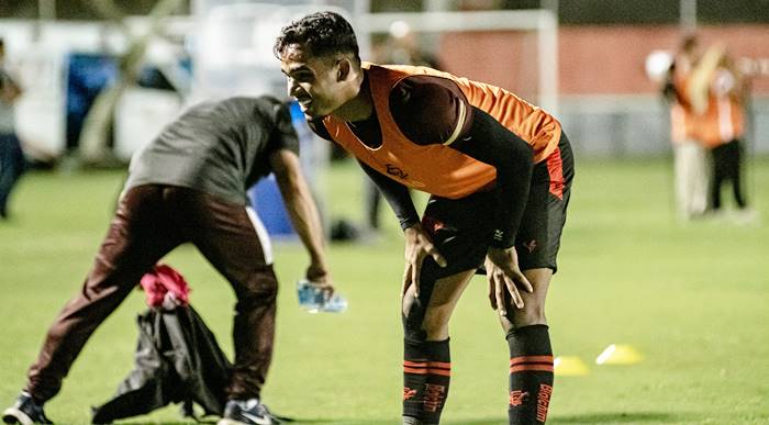 Lateral sofre trauma no joelho e vira mais um desfalque no Vitória