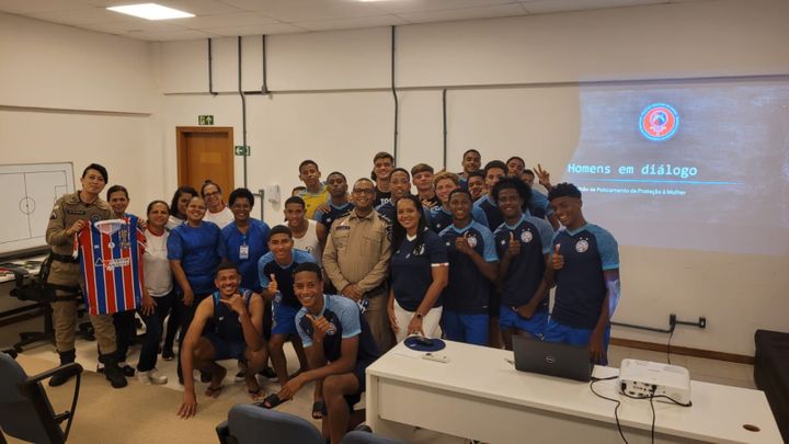 Atletas da base do Bahia participam de atividade sobre a Lei Maria da Penha