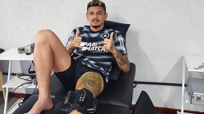 Tiquinho Soares avança na recuperação, mas não enfrenta o Bahia