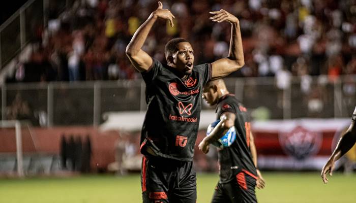 Vitória vence a 6ª seguida no Barradão, volta à liderança e seca o Sport